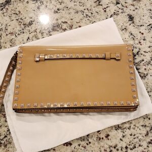 VALENTINO Garavani Patent Rockstud clutch
